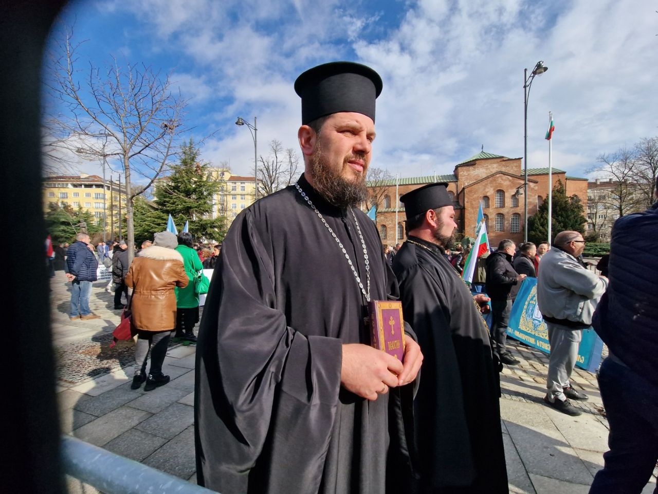 <p>Свещеници на протест пред Светия Синод заради избора на нов митрополит на Сливен</p>