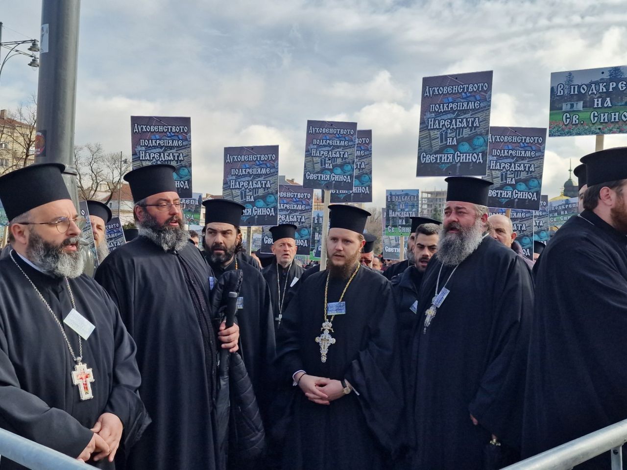 <p>Свещеници на протест пред Светия Синод заради избора на нов митрополит на Сливен</p>