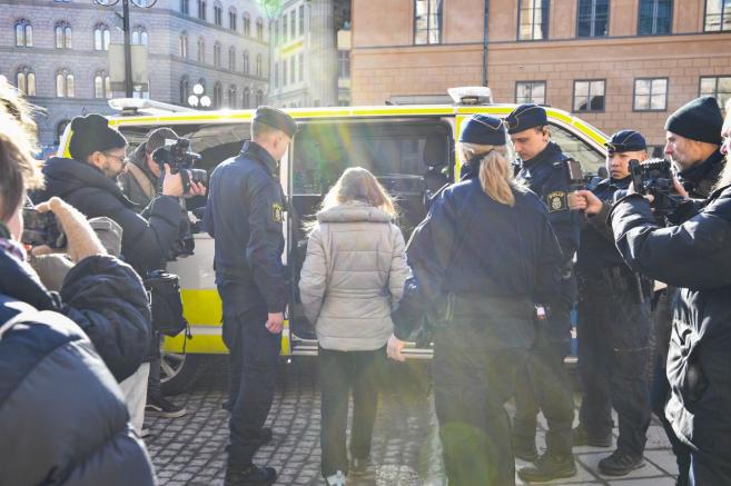 Шведската полиция принудително отстрани екоактивистката Грета Тунберг