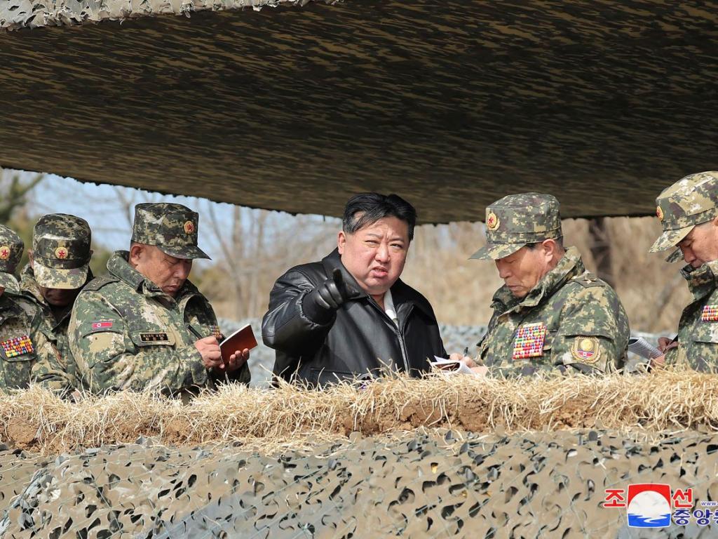 Севернокорейският лидер Ким Чен ун снощи е ръководил военна демонстрация с
