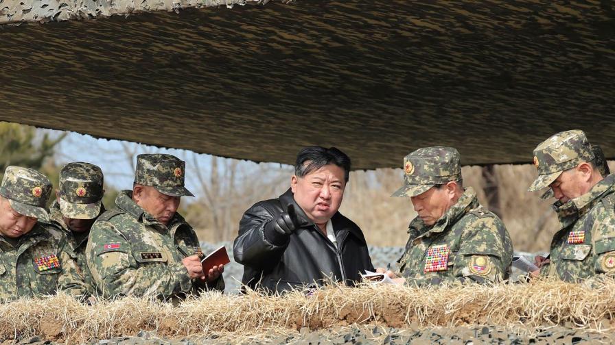 Ким Чен-ун ръководи "тренировъчен мач" между танкови подразделения (СНИМКИ)