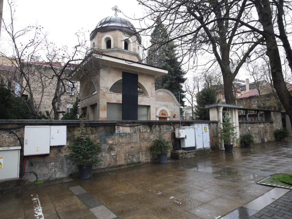 Траурни камбани посрещнаха тленните останки на патриарх Неофит в митрополитския