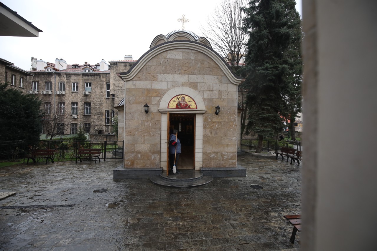 <p>Св. Синод и църквата Света Марина с траурни знамена по повод кончината на Патриарх Неофит</p>