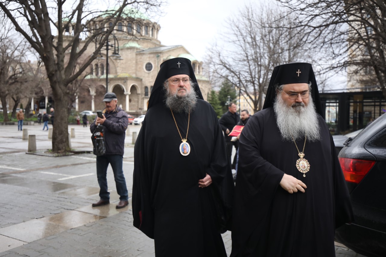 <p>Пред тленните останки на патриарха първо ще могат да се поклонят духовници, членовете на Светия Синод, а след това такава възможност би трябвало да имат и миряните.</p>