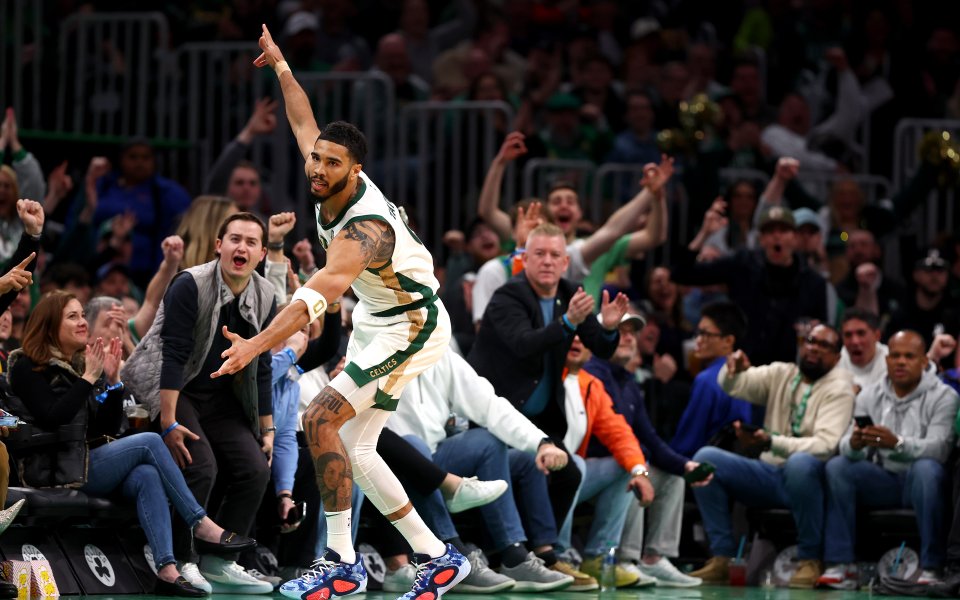 Бостън Селтикс постигна домакинска победа със 127:112 над Финикс Сънс,