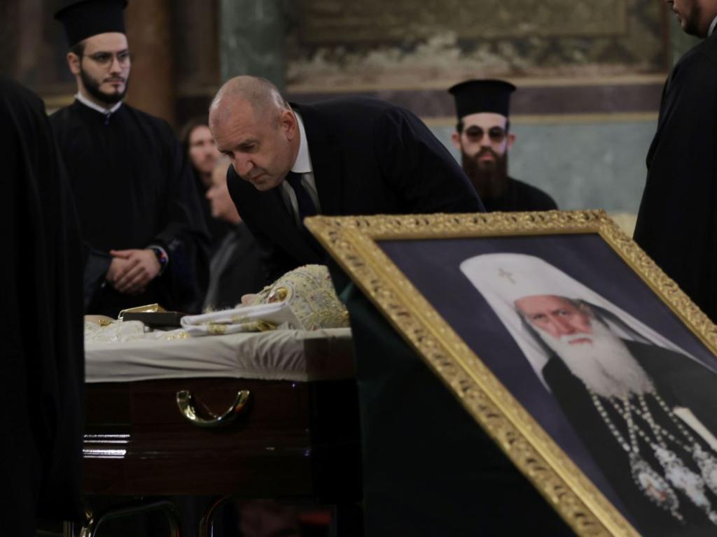Държавният глава Румен Радев се поклони пред тленните останки на