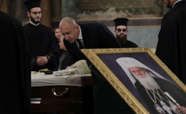 Президентът се поклони пред тленните останки на патриарх Неофит в катедралата „Св. Александър Невски“