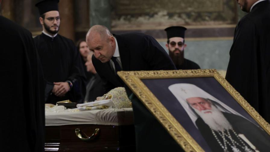 <p>Президентът отдаде последна почит на патриарх Неофит&nbsp;(СНИМКИ)</p>