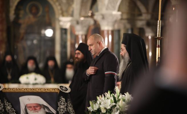 Президентът Румен Радев и други държавни лица отдадоха почит на патриарх Неофит