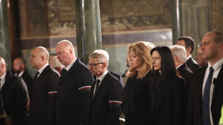 Политици отдават почит на патриарх Неофит