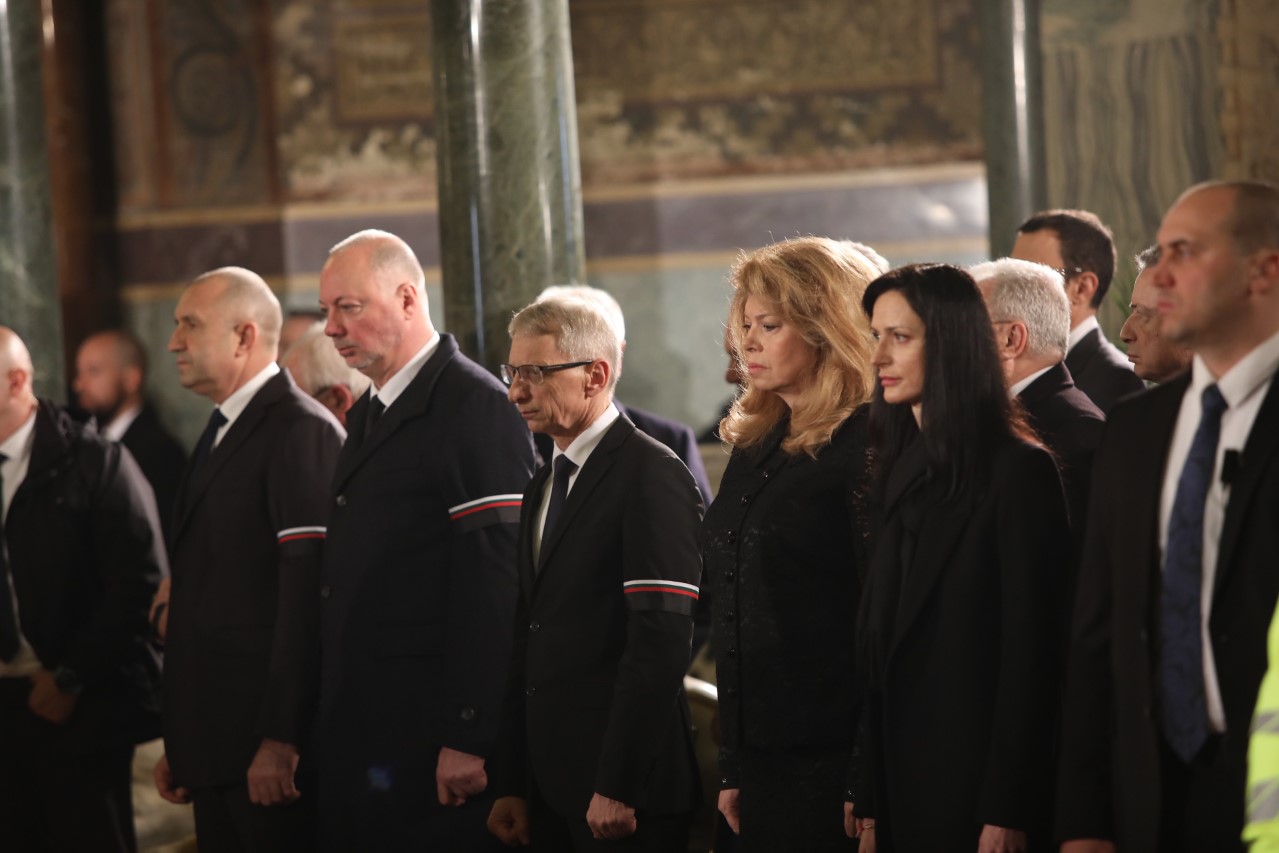 <p>Президентът Румен Радев и други държавни лица отдадоха почит на патриарх Неофит</p>