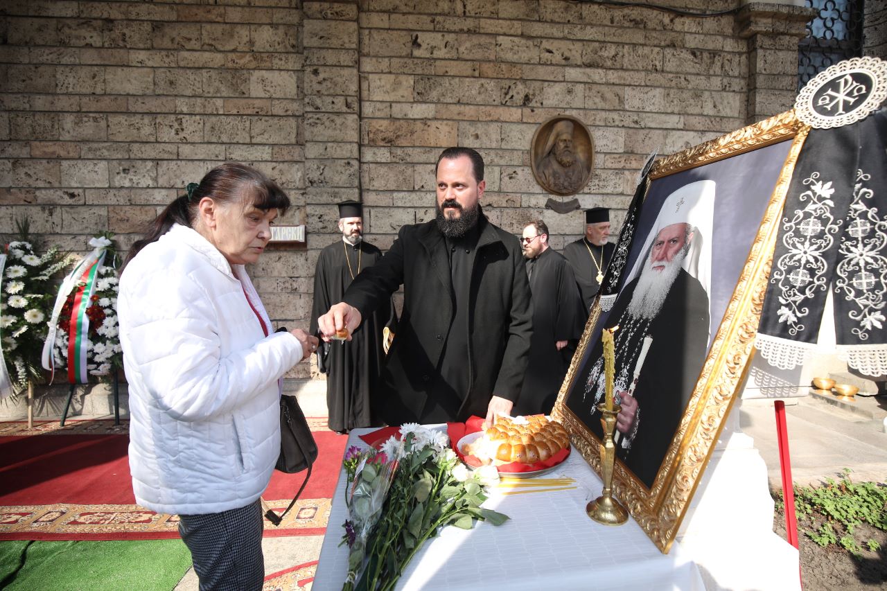 <p>Днес изпратихме Негово Светейшество патриарх Неофит в последния му път. Духовникът, когото наричат църковен интелектуалец и човека, който стана синоним на добрина, смирение и отдаденост, почина на 13 март, пише <a href="https://nova.bg/news/view/2024/03/16/448421/%D0%B8%D0%B7%D0%BF%D1%80%D0%B0%D1%89%D0%B0%D0%BC%D0%B5-%D0%BD%D0%B5%D0%B3%D0%BE%D0%B2%D0%BE-%D1%81%D0%B2%D0%B5%D1%82%D0%B5%D0%B9%D1%88%D0%B5%D1%81%D1%82%D0%B2%D0%BE-%D0%BF%D0%B0%D1%82%D1%80%D0%B8%D0%B0%D1%80%D1%85-%D0%BD%D0%B5%D0%BE%D1%84%D0%B8%D1%82-%D0%B2-%D0%BF%D0%BE%D1%81%D0%BB%D0%B5%D0%B4%D0%BD%D0%B8%D1%8F-%D0%BC%D1%83-%D0%BF%D1%8A%D1%82-%D0%B2%D0%B8%D0%B4%D0%B5%D0%BE%D1%81%D0%BD%D0%B8%D0%BC%D0%BA%D0%B8/" target="_blank"><u><strong>NOVA</strong></u></a>.</p>