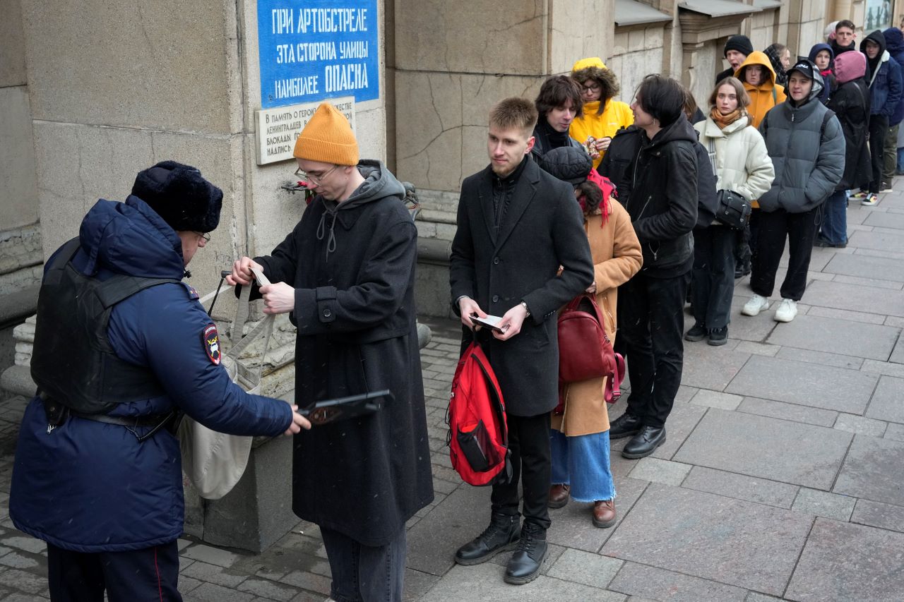 <p>Хиляди хора се събраха около избирателните секции в цяла Русия в неделя, за да участват в протест, който според антикремълската опозиция е бил мирен, но символичен политически протест срещу преизбирането на президента Владимир Путин, предаде Ройтерс.</p>