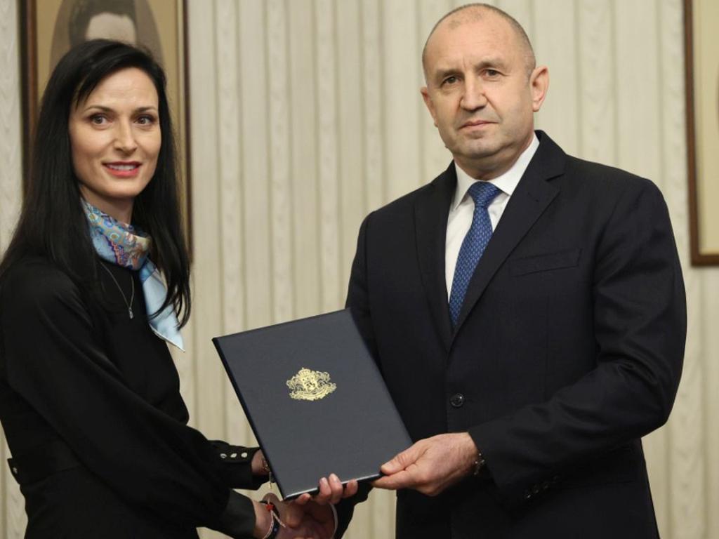 Държавният глава Румен Радев връчи папката с мандат за съставяне на