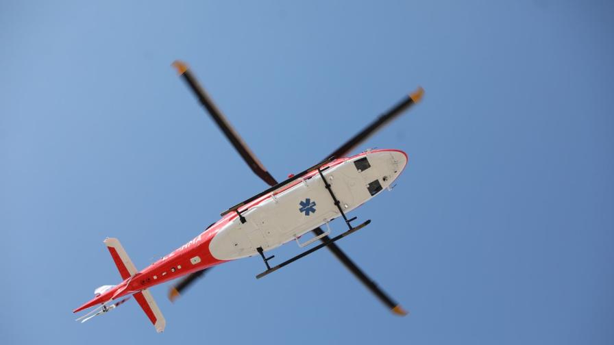 Медицинският ни хеликоптер извърши първата си мисия (СНИМКИ)
