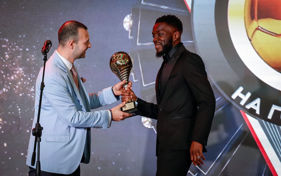 Първата награда за церемонията Футболист на годината“ беше за Най-красив