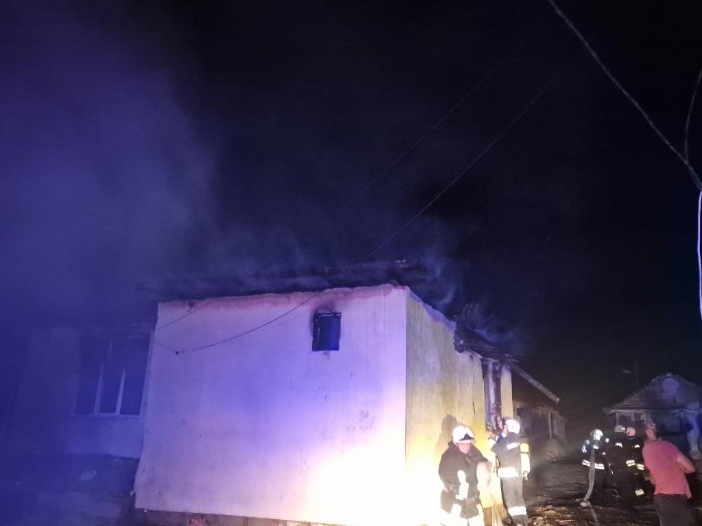 Пожар гори в смолянския квартал Устово Две къщи са изгорели