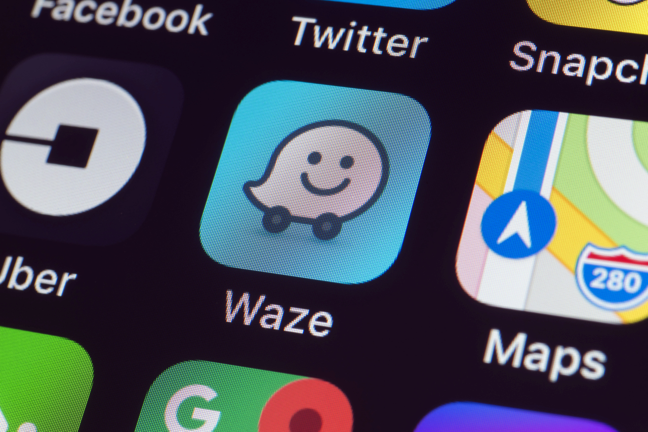 Навигация на пътя: Waze вече ще сигнализира и за опасности