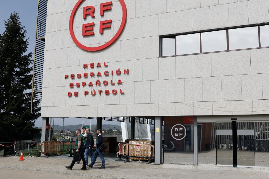 Полицията нахлу в офисите на Испанската футболна федерация по разследване1