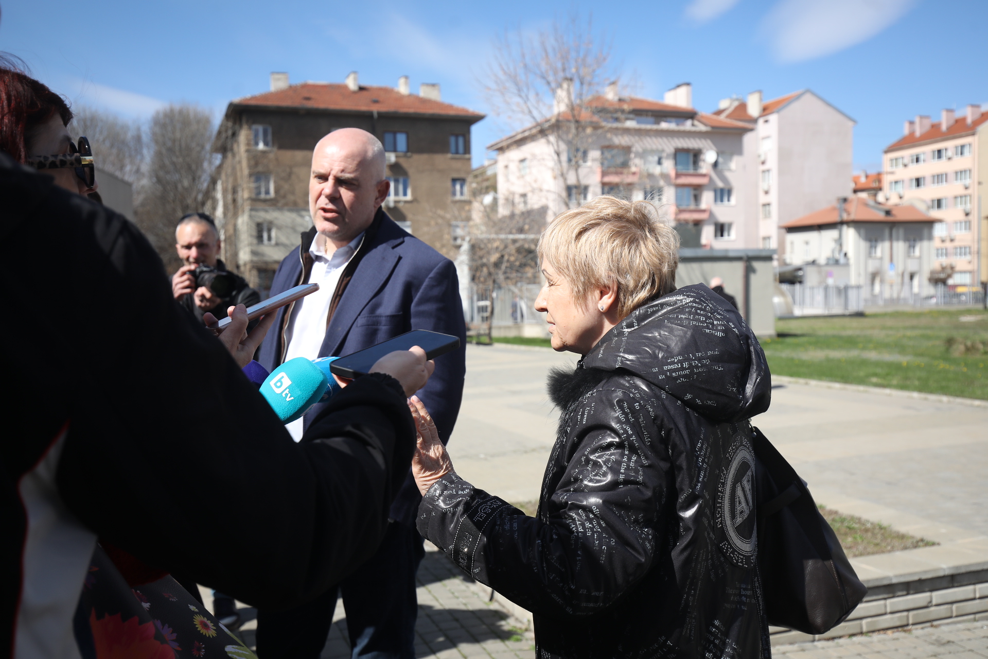 <p>Майката и съпругата на Мартин Божанов - Нотариуса пред Софийския районен съд, където подадоха жалба</p>