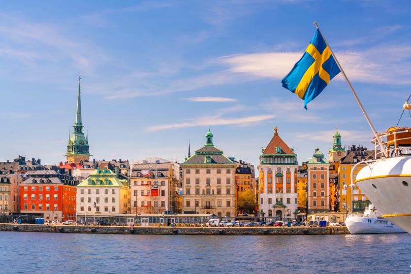 <p>Швеция</p>

<p>Друга скандинавска държава&nbsp;в този списък, Швеция е известна със своята майсторска поп музика, маринована херинга и красива природа. Страната също така има чудесна репутация за безопасност и е включена&nbsp;в топ 15 дестинации&nbsp;за жените,&nbsp;пътуващи сами. Това е добро напомняне за жените пътешественици, които планират своето бягство в Европа: не пренебрегвайте Скандинавия.</p>