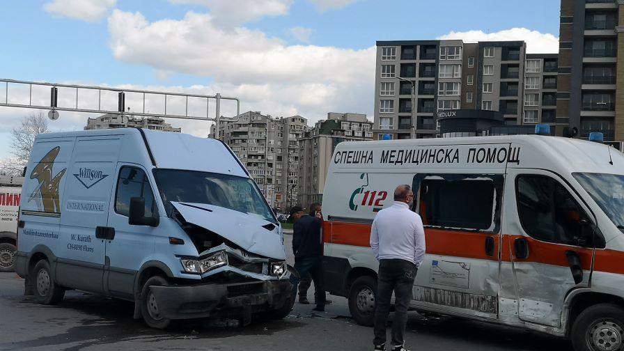 Линейка с пациент и микробус катастрофираха в Пловдив