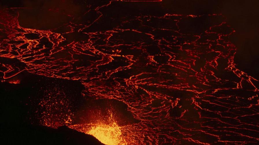 Удивителни снимки от изригването на вулкана...