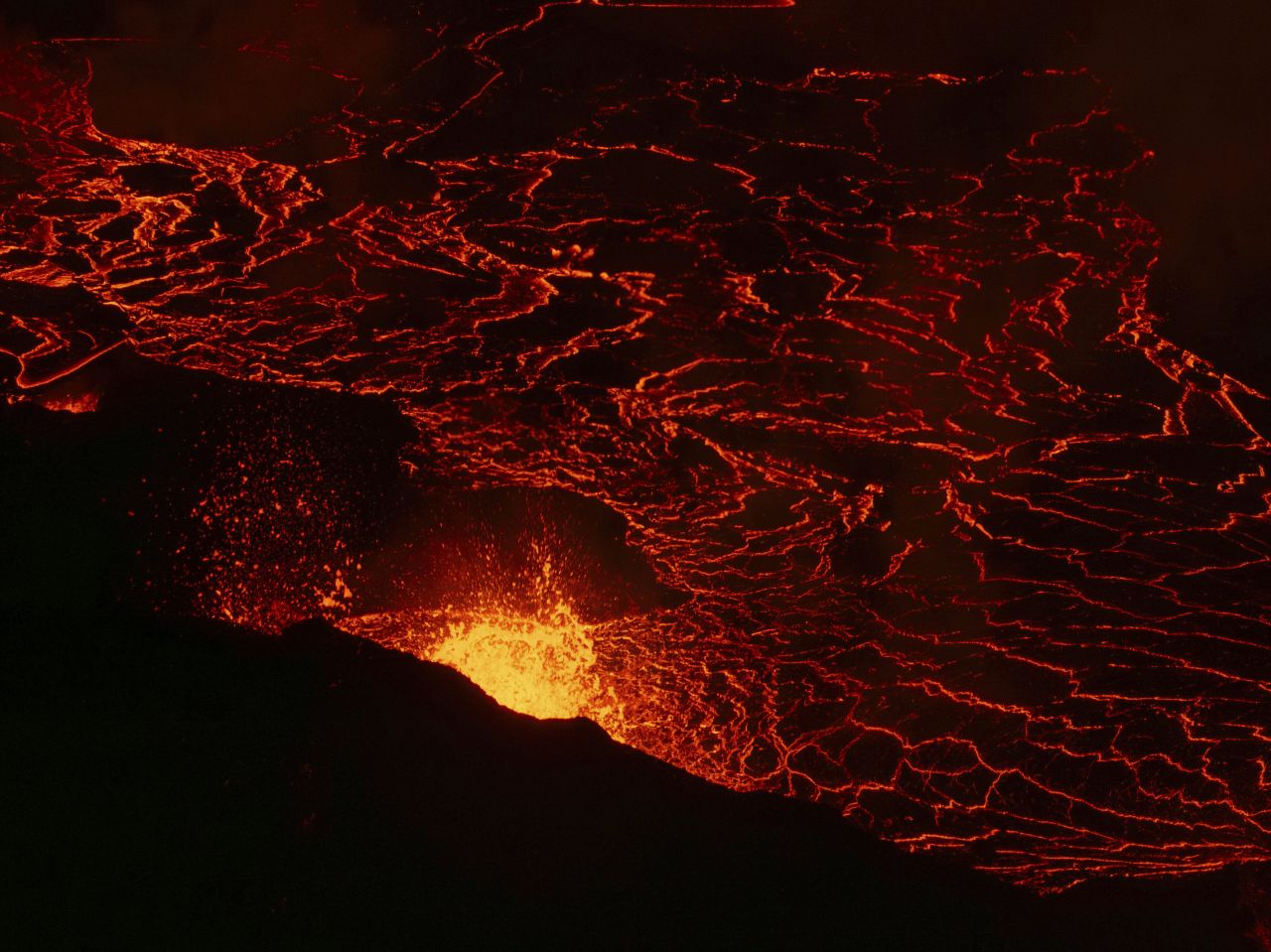 <p>Поглед към лавата, която тече от вулкана, близо до град Гриндавик, Исландия, рано в понеделник, 25 март 2024 г.</p>