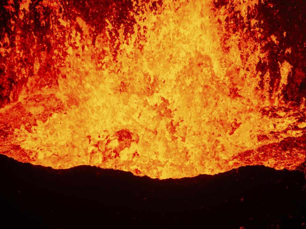 Зрелищни кадри бяха разпространени от изригването на вулкана, близо до град