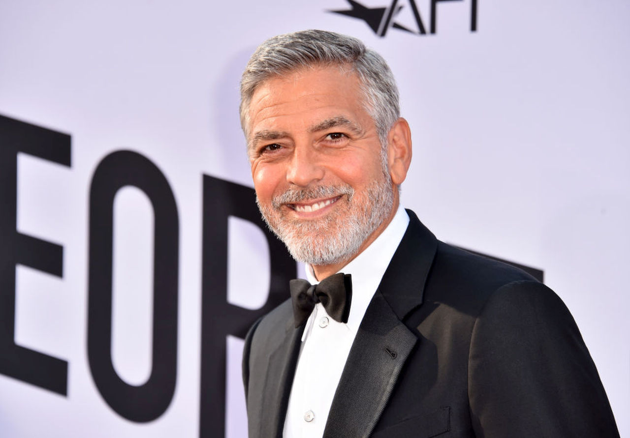 <p><strong>Джордж Клуни</strong></p>

<p>Един от най-желаните мъже в света на киното публично изтъква, че е по-щастлив от всякога в живота си, затова често можем да видим тази усмивка, която ни&nbsp;печели от десетилетия. Освен красивите му зъби, очите му също се усмихват.</p>