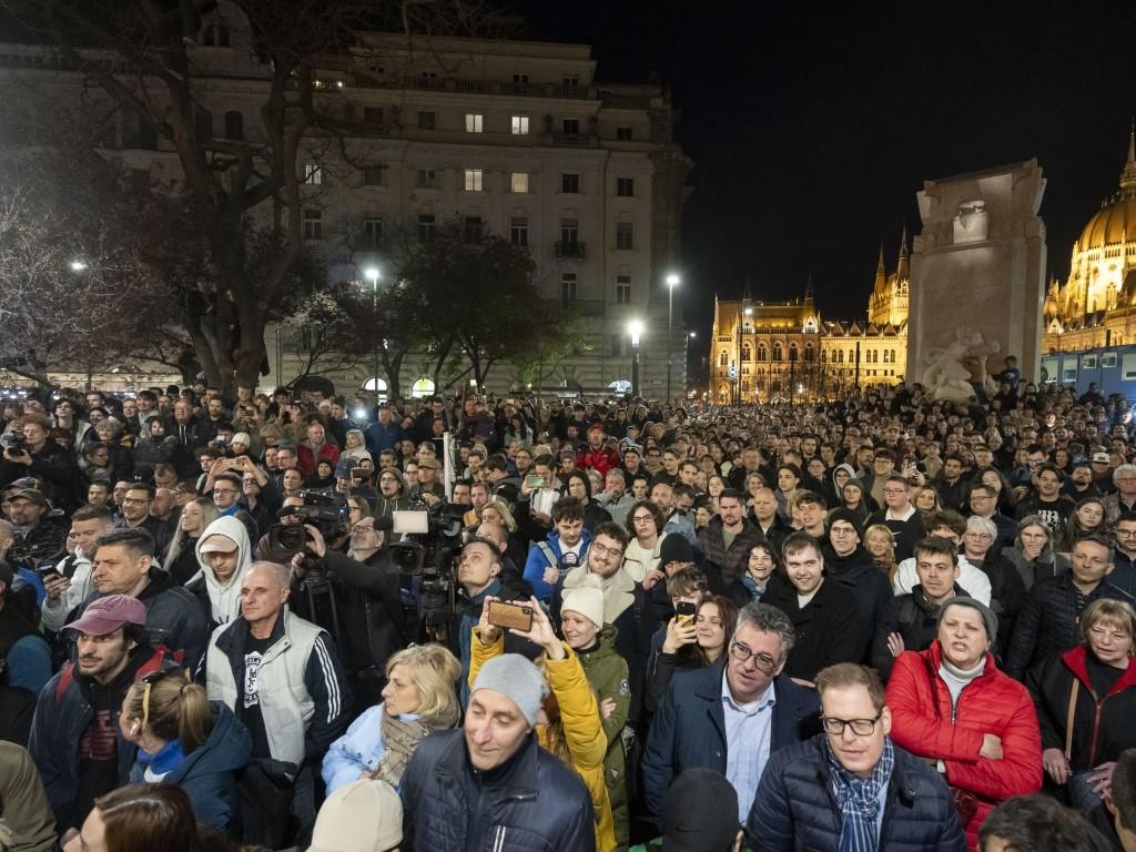 Хиляди унгарци снощи протестираха в Будапеща срещу правителството на десния