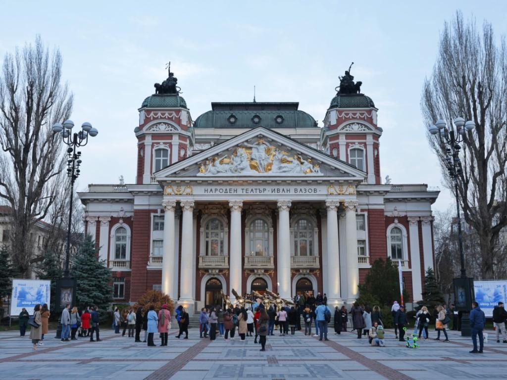 Ив неделя вечер се провежда мирен протест пред Народния театър