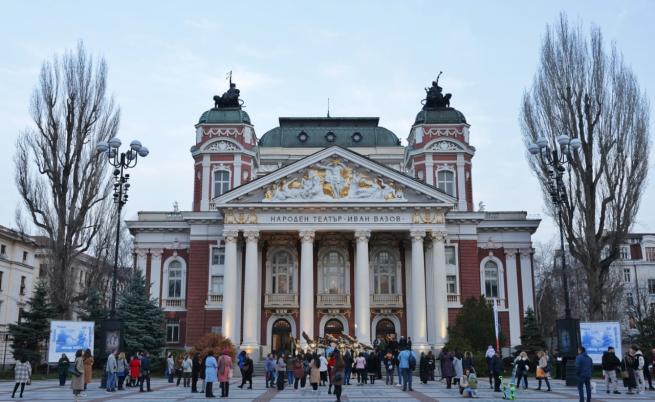 Провежда се мирен протест пред Народния театър в подкрепа на артистите и изкуството