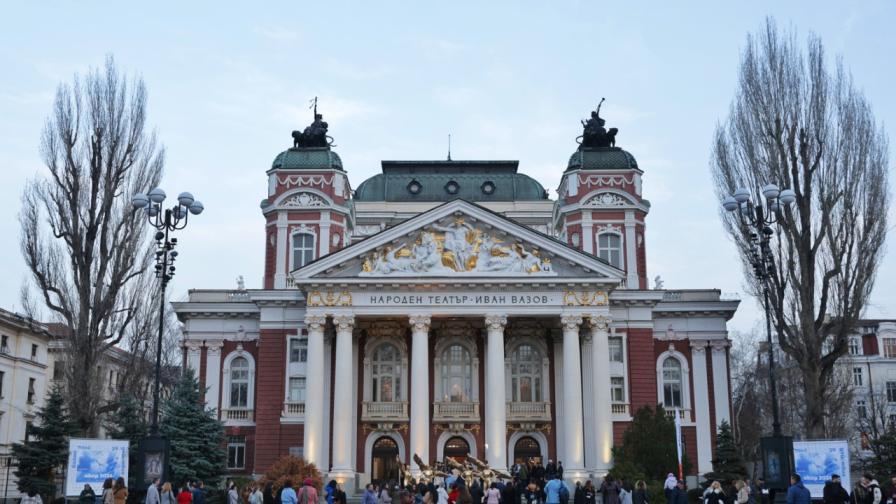 Провежда се мирен протест пред Народния театър в подкрепа на артистите и изкуството