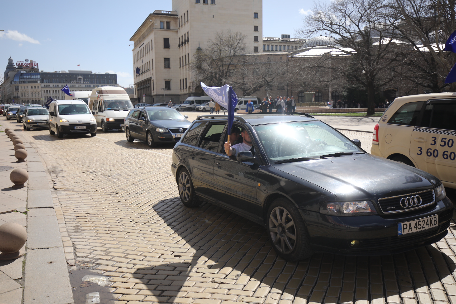 <p>Протест и автошествие на синдикат &quot;Защита&quot; в центъра на София</p>