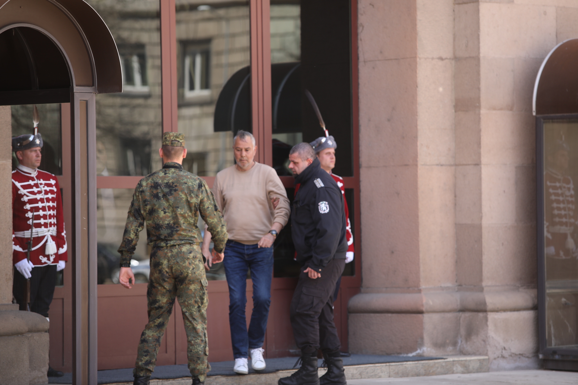 <p>Мъж се е опитал да нахлуе през официалния вход в сградата на президентската институция</p>