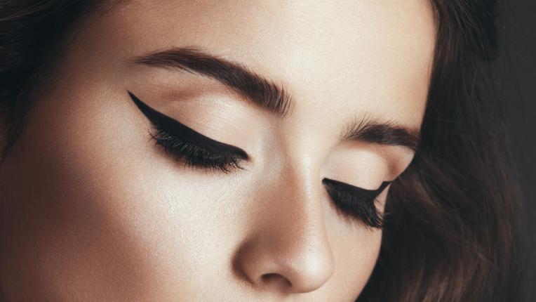  Човешка коса и токсично лепило: какво представлявали изкуствените мигли в предишното? 