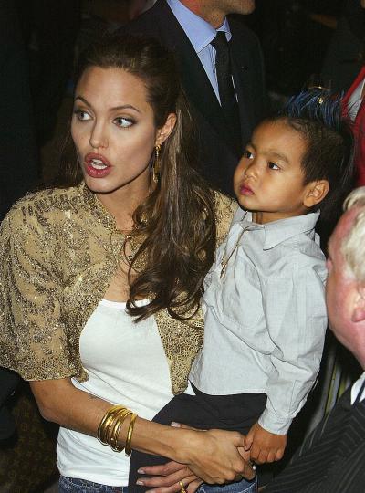 <p>Анджелина Джоли и Мадокс, 2004 г.</p>