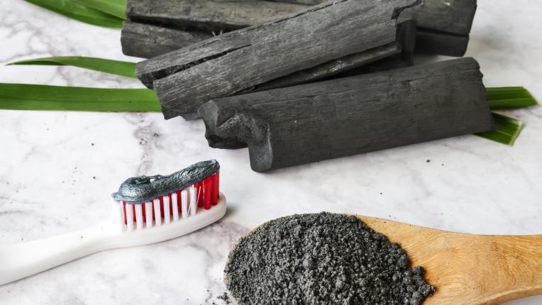  Как да използваме деен въглен в всекидневието 