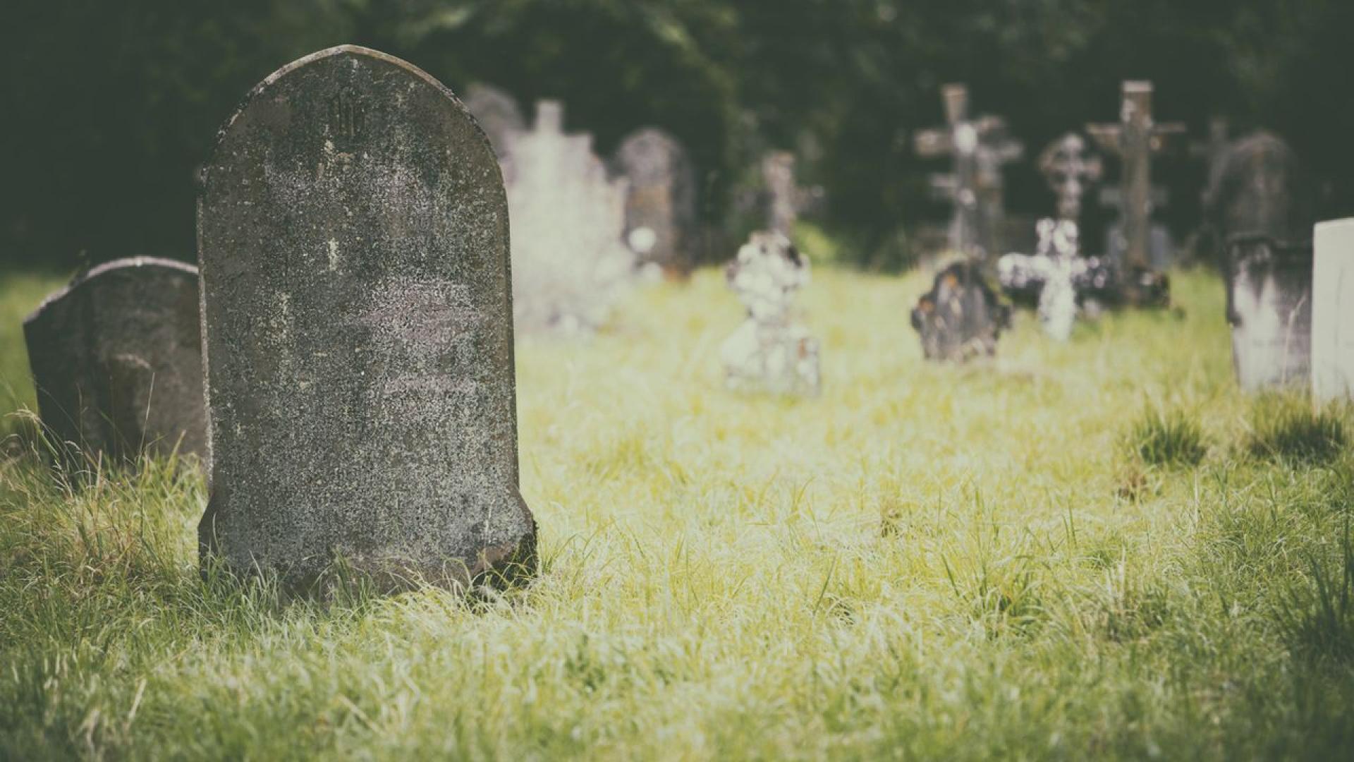 Четиригодишно момче е загинало след като надгробна плоча се е