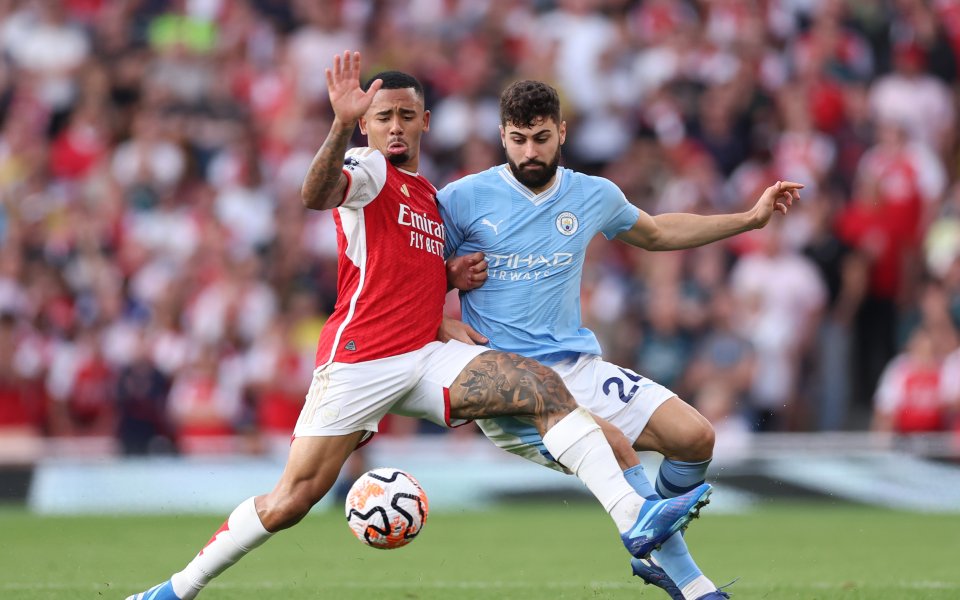 Лидерът Арсенал гостува на шампиона Манчестър Сити в дългоочакван сблъсък,
