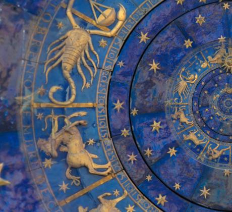 В астрологията всеки от 12 те зодиакални знака принадлежи към едно