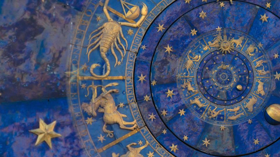 В астрологията всеки от 12-те зодиакални знака принадлежи към едно