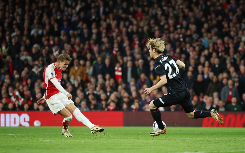 Отборите на Арсенал и Лутън играят при резултат 1:0 в мач