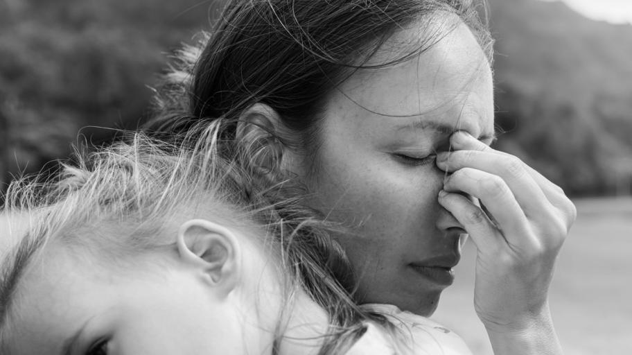 Колко е важно да си позволим да плачем пред децата си