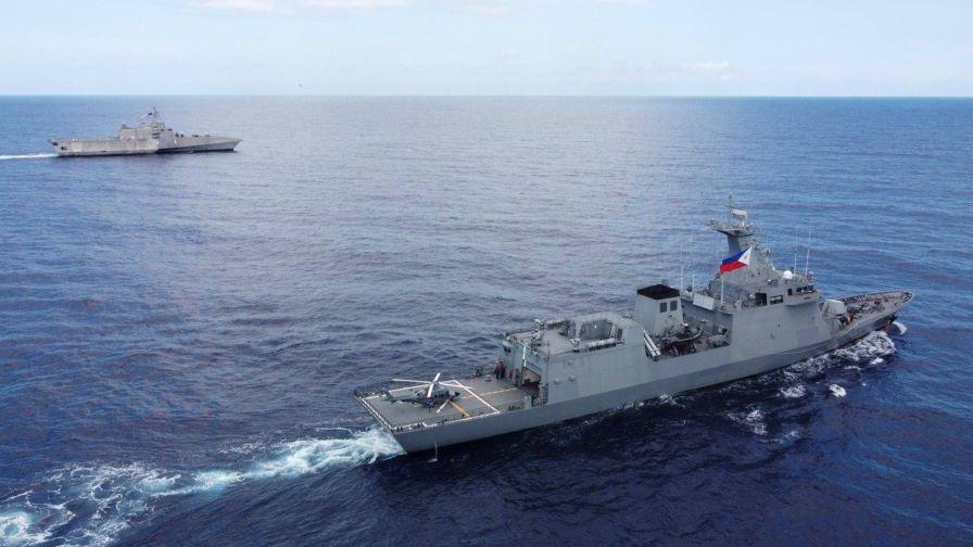 Филипински и американски военен кораб по време на съвместно учение в изключителната икономическа зона на Филипините