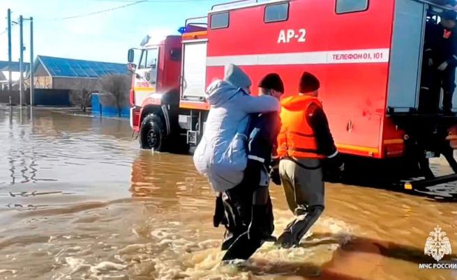 Критична ситуация в руския град Орск след наводненията