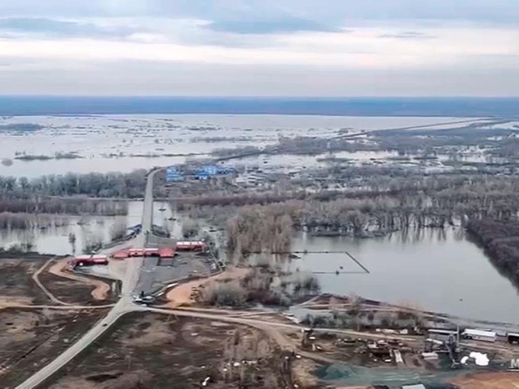 Напрежение в Русия заради наводненията в градовете по река Урал