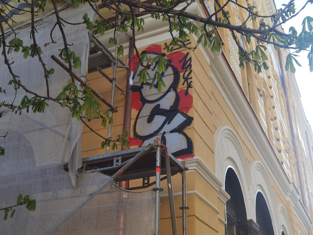 Вандали надраскаха фасадата на наскоро ремонтирания Богословски факултет в центъра