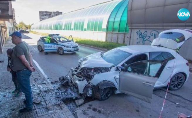 Автомобил се вряза във фризьорски салон в София (ВИДЕО)